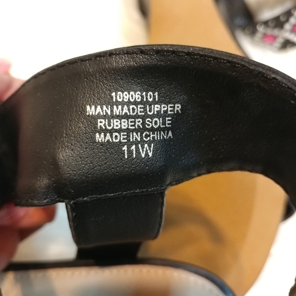 NWOT Torrid Black Wedge Stud Sandals - Picture 7 of 8